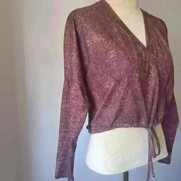 Evolution and creation slightly cropped top  size xs - Picture 2 of 6